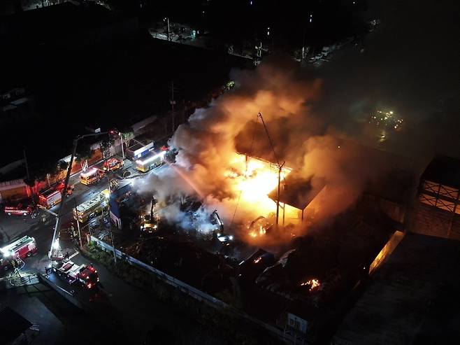 제주 서귀포시 토평공업단지 내 화재 현장 (제주소방안전본부 제공)