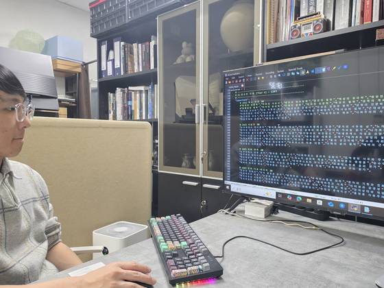 이민혁(34) 중앙대 전자전기공학부 교수(루미너리북스 CTO)가 지난달 20일 자신의 교수실에서 AI 책쓰기 주제 120여 개가 선별된 화면을 보여주고 있다. 이는 AI로 글쓰기의 기초 작업 격이다. 김민정 기자