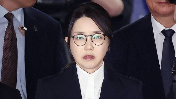 지난 8월 12일 영잘실질심사를 마치고 서울중앙지법을 나서는 김건희 여사. 구속수감되기 몇 시간 전, 그가 고개를 들다가 우연히 국민과 눈높이를 맞췄다. 연합뉴스