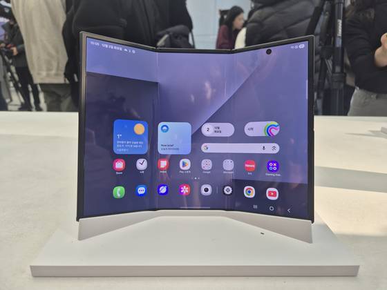 삼성전자가 2일 공개한 두 번 접는 스마트폰 '갤럭시 Z 트라이폴드(Galaxy Z TriFold)' 모습. 이우림 기자