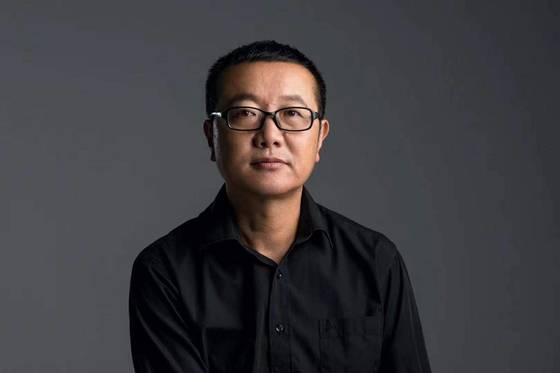 넷플릭스 시리즈 '삼체' 원작자이자, 2002년 쓴 단편소설 '중국 태양'으로 지난 10월 30일 한·중·일 SF 앤솔러지 '멋진 실리콘 세계'에 참여한 류츠신(62) 작가. 사진 문학동네