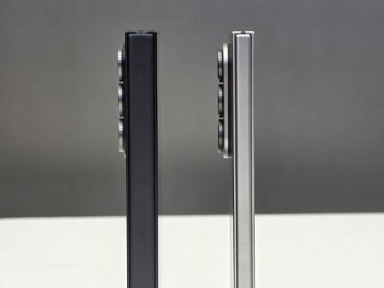 갤럭시 Z 트라이폴드(왼쪽, 블랙)와 갤럭시 Z 폴드7(오른쪽, 실버)의 접었을 때 두께 차이. 삼성 제공