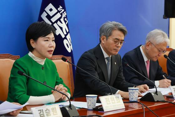 더불어민주당 '사법불신 극복 및 사법행정 정상화 태스크포스(TF)' 단장인 전현희 의원이 2일 서울 여의도 국회에서 열린 사법행정 개혁안 보고회에 참석해 발언하고 있다. 왼쪽부터 전 의원, 김기표 의원, 임지봉 서강대 법학전문대학원 교수. 연합뉴스