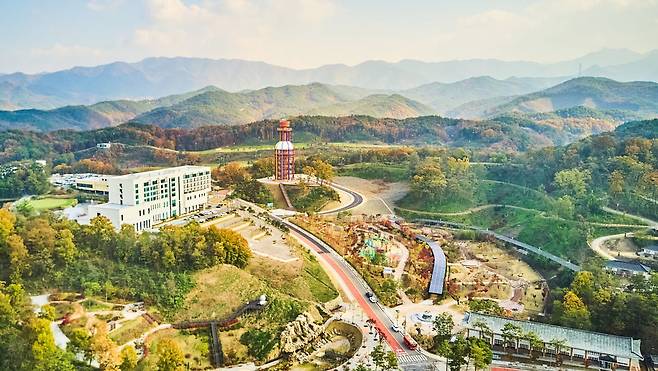 일곱 가지 무지개 색을 테마로 꾸며진 영동 레인보우 힐링 관광지. 사진=도진영