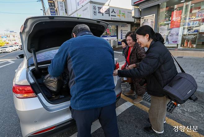 어르신과의 대화를 마친 김혜리 기자가 어르신의 짐을 택시에 같이 싣고 있다. 김 기자는 농림축산식품부의 청년여성 농업농촌탐색교육 프로그램 ‘시골언니 프로젝트’에서 옥이네를 접한 뒤 입사로 까지 이어졌다.