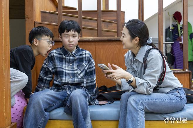 한수진 기자가 농촌 이동권 취재를 위해 옥천군 안남면 안남배바우 작은도서관에서 아이들에게 관련 질문을 하고 있다.