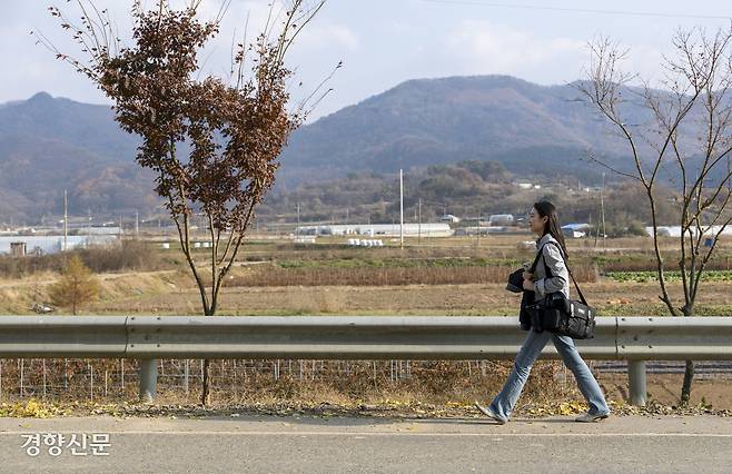 한수진 기자가 농촌 이동권 취재를 위해 옥천군 안남면 순환버스를 타고  취재를 마친 뒤 길을 거닐고 있다.