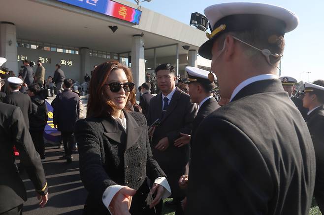 임세령 대상홀딩스 부회장이 28일 오후 경남 창원시 진해구 해군사관학교 연병장에서 열린 제139기 해군·해병대 사관후보생 수료 및 임관식에서 아들인 이지호 신임 소위를 격려하고 있다. 연합뉴스