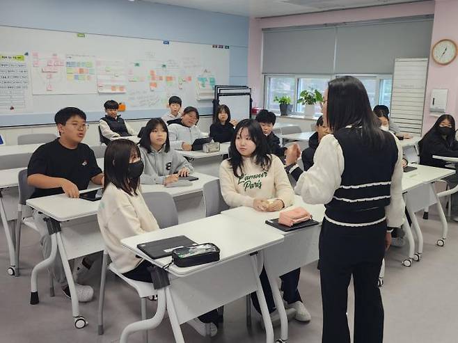 On November 21, students participating in the “2030 Language-Free” class at Samho Seo Elementary School in Yeongam-gun, Jeollanam-do, exchanged their opinions on environmental and climate-related topics following the teacher’s guidance. / Reporter Go Gui-han