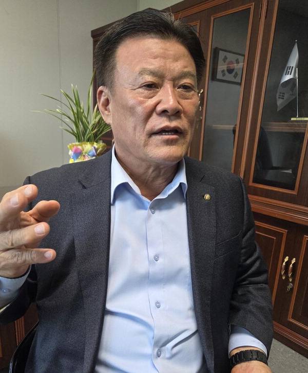 2일 박사익 민주평통 부산지역회의 부의장이 취임 소감을 밝히고 있다.  박호걸 기자