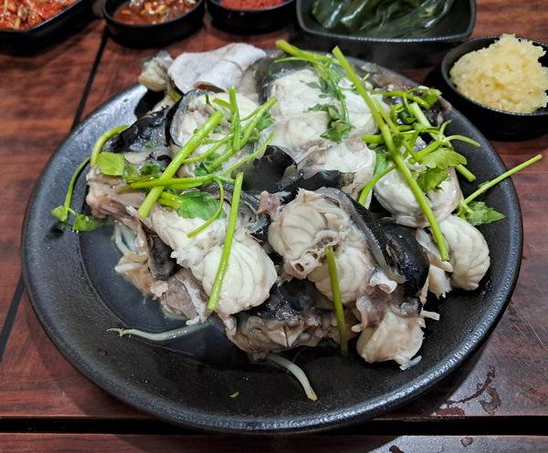 참복으로 만든 수육.