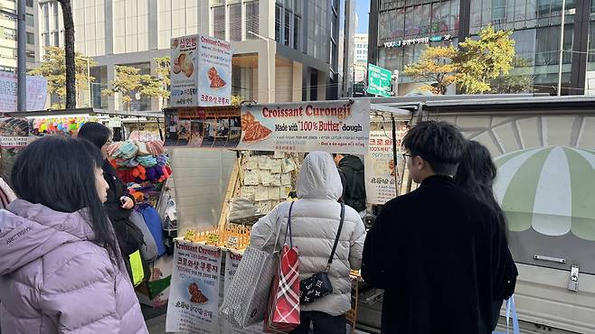 A small crowd gathered near a crossaint bungeoppang stall in Jongno District, central Seoul [WOO JI-WON]