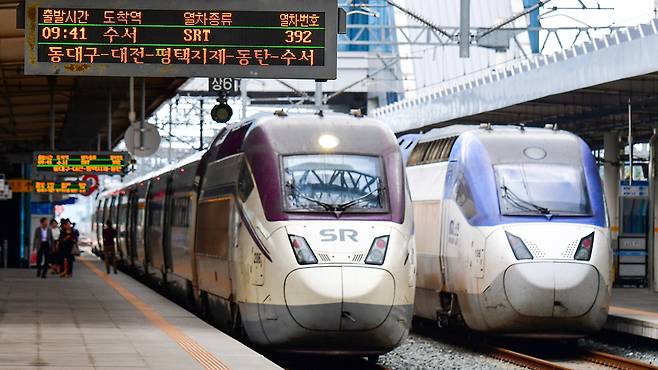 An SRT train and a KTX-Sancheon train wait side by side for departure at Pohang Station in September 2023. [NEWS1]