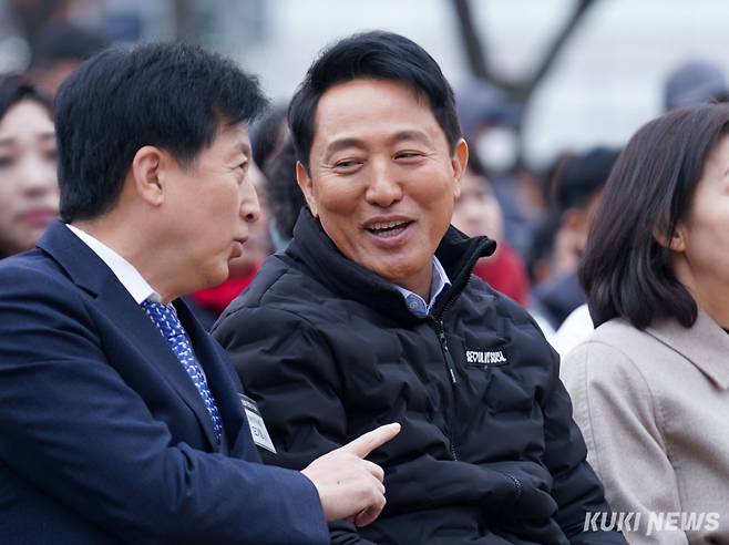 오세훈 서울시장(오른쪽)이 지난달 24일 서울 도봉구 방학사계광장 여름마당에서 열린 ‘우이신설 연장선 도시철도 건설공사 기공식’에 참석해 오기형 더불어민주당 의원과 대화를 나누고 있다. 유희태 기자