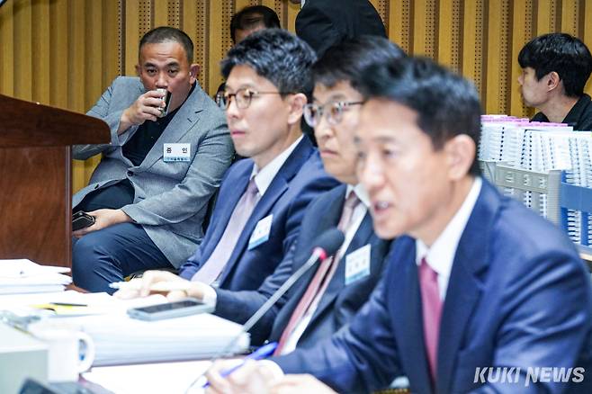 명태균씨가 지난 10월 서울 중구 시청에서 열린 국회 행정안전위원회의 서울시 국정감사에서 오세훈 서울시장의 발언을 지켜보고 있다. 유희태 기자