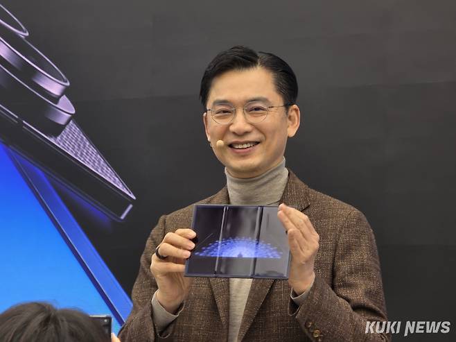 임성택 삼성전자 한국총괄장 부사장이 2일 삼성 강남에서 진행된 ‘갤럭시 Z 트라이폴드’ 미디어 브리핑에서 신제품을 공개하고 있다. 정우진 기자