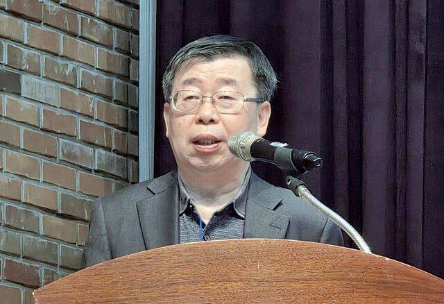 신호상 전 공주대 환경교육과 교수가 지난달 28일 서울성모병원에서 열린 대한금연학회 추계학술대회에서 담배 유해 성분 분석 방법과 결과 등에 대해 발표하고 있다.