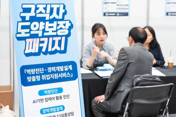 한 구직자가 수원시 일자리박람회 부스에서 취업상담을 하고 있다. 수원시 제공