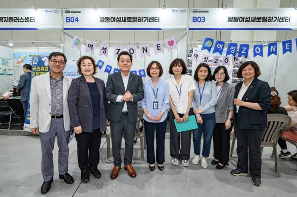 2024년 5월 산업별 일자리 박람회에 참석한 이재준 수원시장(왼쪽 세 번째)과 시의원들이 수원지역 새일센터 관계자들을 격려한 뒤 기념촬영을 하고 있다. 수원시 제공