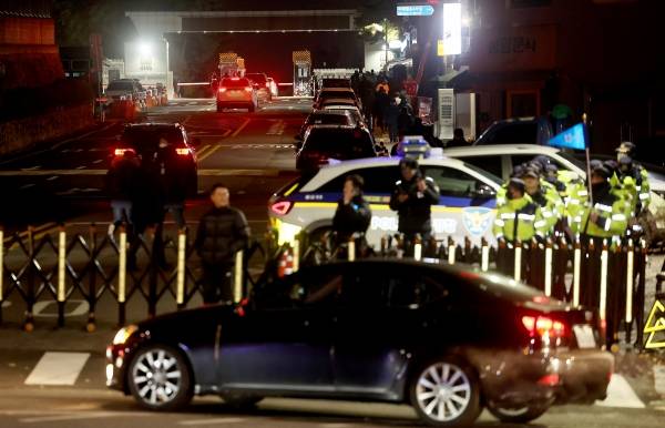 ▲ 2024년 12월3일 비상 계엄 선포 이후 서울 용산 대통령실·국방부 청사 입구 앞에 바리케이트가 설치된 가운데 차량들이 청사 입구로 향하고 있다. ⓒ연합뉴스