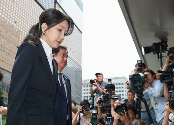 ▲김건희 여사가 지난 8월6일 김건희 특검에 피의자신분으로 처음 출석하고 있다. ⓒ연합뉴스