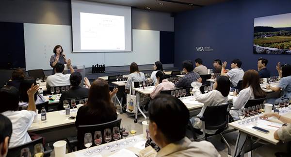 WSA와인아카데미 강의 모습.