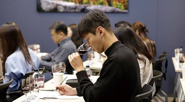 WSA와인아카데미 시음 모습.