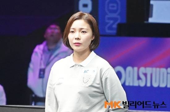 광주3쿠션월드컵 결승전(조명우-자네티) 주심을 맡은 배지연 심판. 그는 두 아이를 둔 워킹맘이자 ‘당구치는 꼬드롱’ 유튜브 채널을 운영한다. 광주3쿠션월드컵에선 매끄러운 진행으로 당구팬들의 이목을 끌었다.