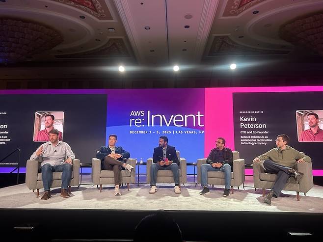 1일(현지시간) 진행된 AWS 리인벤트의 ‘피지컬 AI 트렌드 브리핑’ 현장. 왼쪽부터 아미트 고엘 엔비디아 로보틱스 및 엣지 컴퓨팅 에코시스템 총괄, 류중희 리얼월드 대표, 스리 엘라프롤루  AWS 이노베이션 센터 디렉터, 조쉬 그루엔스타인 튜터 인텔리전스 최고경영자(CEO), 케빈 피터슨 베드록 로보틱스 최고기술책임자(CTO). [사진 = 안선제 기자]