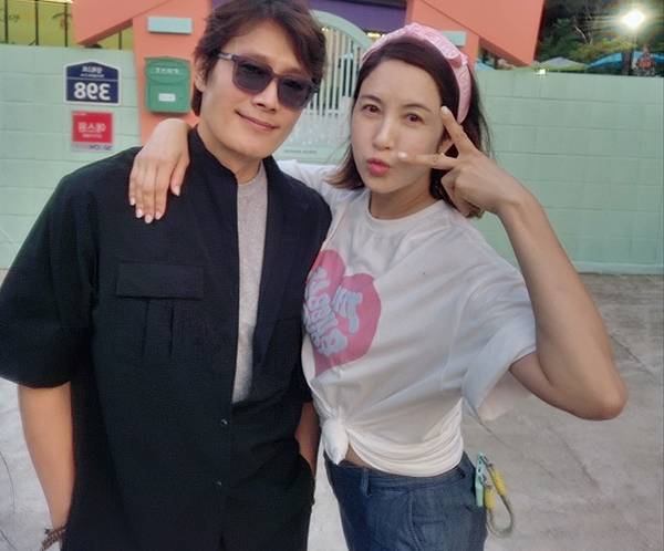 오빠 이병헌과 포즈를 취한 이지안.d