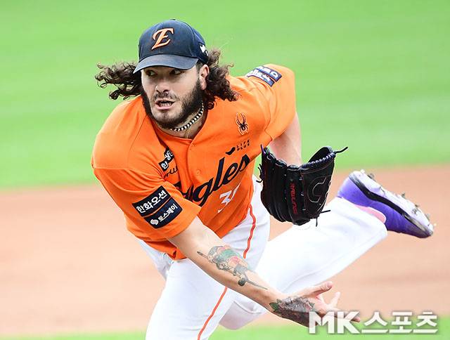 18일 오후 대전 한화생명볼파크에서 ‘2025 신한 SOL Bank KBO 포스트시즌’ 삼성 라이온즈와 한화 이글스의 플레이오프(5전 3선승제) 1차전이 열렸다. 한화 선발 폰세가 역투하고 있다. 사진=김영구 기자