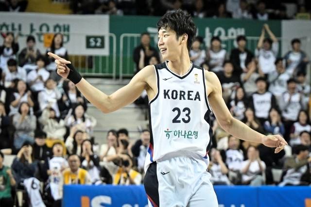 이원석의 존재감도 분명했다. 그는 10점 2리바운드 3블록슛을 기록, 210cm가 넘는 저우치, 후진추를 상대로 전혀 밀리지 않았다. 오히려 더 좋은 모습을 보였다. 사진=대한민국농구협회 제공