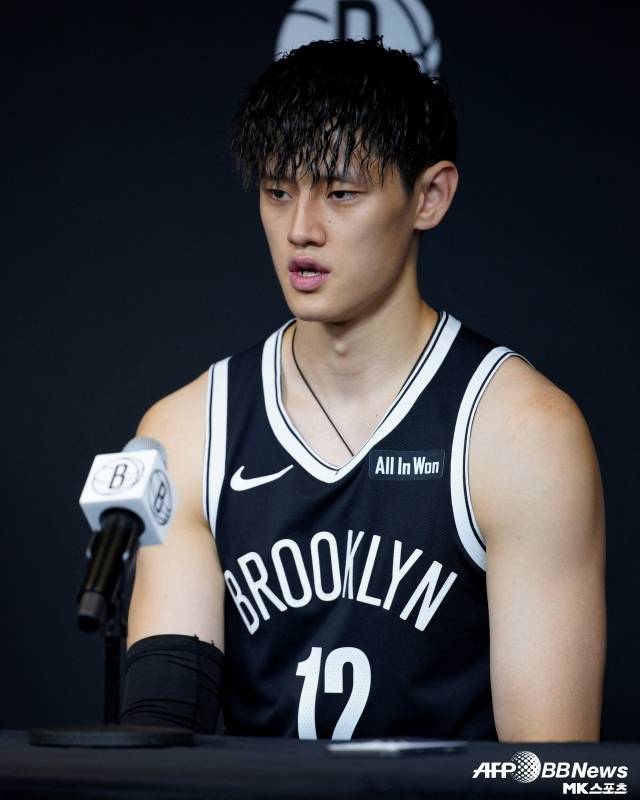 ‘소후닷컴’은 “여기서 핵심은 대한민국의 에이스 이현중 역시 오랜 기간 해외에서 뛰었다는 것이다. 그는 NBA 서머리그에 참가했고 호주에서도 뛰었다. NBA를 노리는 정판보와 비교하면 기술 완성도와 경기 안정감에서 훨씬 앞섰다. 그는 중국을 상대로 한 두 경기에서 모두 20점 이상 기록하며 완전히 다른 레벨이라는 걸 보여줬다”고 설명했다. 이어 “이런 상황을 보면 정판보는 차라리 CBA로 돌아와 부상 전의 몸 상태와 기량을 되찾는 것이 더 합리적인 선택으로 보인다. 지금 같은 경기력으로 NBA를 노리는 건 그저 허황된 꿈이다”라고 꼬집었다. 사진=AFPBBNews=News1