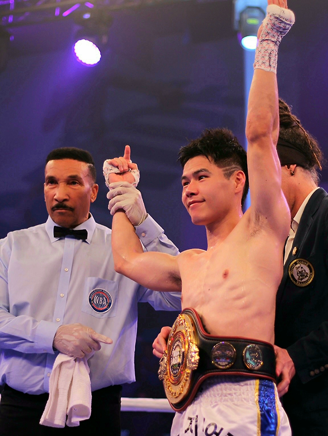 월드 통합 타이틀 도전자 출신 김예준이 2025년 11월 파키스탄 라호르 세계복싱협회 슈퍼밴텀급 아시아 골드 챔피언 등극 선언을 받고 있다. 사진=호주 유나이티드파이트팀