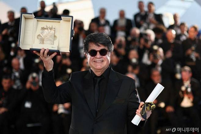 란 반체제 영화감독 자파르 파나히가 올해 5월 프랑스 칸에서 열린 제78회 칸 국제영화제서 영화 '잇 워스 저스트 언 액시던트'로 최고 작품상인 황금 종려상을 수상하고 있다. /로이터=뉴스1