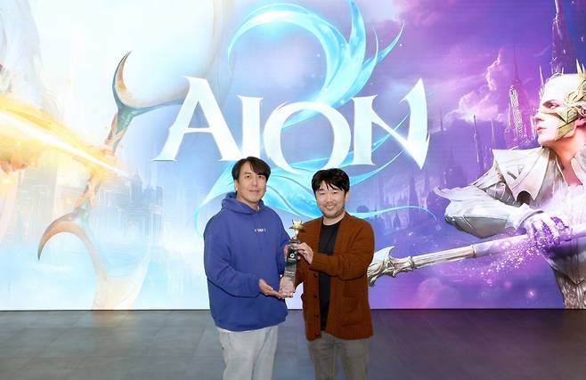 엔씨소프트는 자사 신작 MMORPG(다중접속역할수행게임) '아이온2'가 올해 한국게임미디어협회 및 한국게임기자클럽이 주관하는 '게임 오브 지스타'에 선정됐다고 2일 밝혔다.(좌) 소인섭 아이온2 사업실장, (우) 김남준 아이온2 개발 PD./사진제공=엔씨소프트