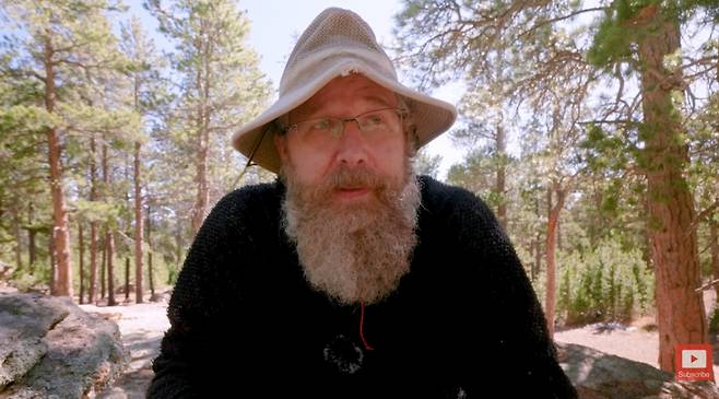 지난달 암 투병 중인 아내 간호와 가족 부양을 위해 유튜브 활동이 어려워졌다고 알린 유튜버 스티븐 스미스. /사진=유튜브 채널 'MyLifeOutdoors' 영상