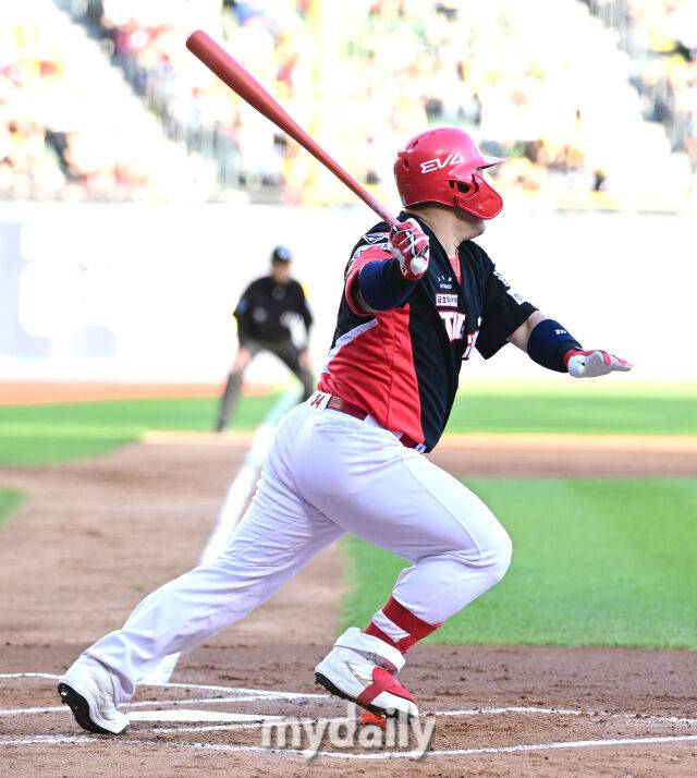 2025년 6월 4일 오후 서울 잠실구장에서 진행된 '2025 신한 SOL뱅크 KBO 리그' KIA 타이거즈와 두산 베어스의 경기. KIA 최형우가 2회초 선두타자 2루타를 치고 있다./마이데일리