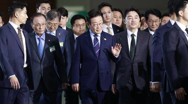 이재명 대통령이 2일 경기 고양시 킨텍스에서 열린 제22기 민주평화통일자문회의 출범회의에 이해찬 수석부의장(왼쪽 두번째)과 입장하고 있다. [연합]