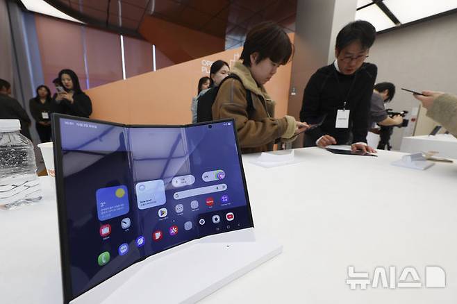[서울=뉴시스] 김근수 기자 = 2일 서울 서초구 삼성 강남에서 진행된 갤럭시 Z 트라이폴드 미디어공개 행사에서  3단 폴더블 스마트폰 ‘갤럭시 Z 트라이폴드(Galaxy Z TriFold)’가 진열돼 있다. ‘갤럭시 Z 트라이폴드’는 펼치면 253mm(10형)의 대화면을 접으면 ‘갤럭시 Z 폴드7’과 같은 164.8mm(6.5형)의 휴대성 높은 바(Bar) 타입 화면을 지원해 사용자가 다양한 상황에 맞춰 유연하게 사용할 수 있다. 2025.12.02. ks@newsis.com
