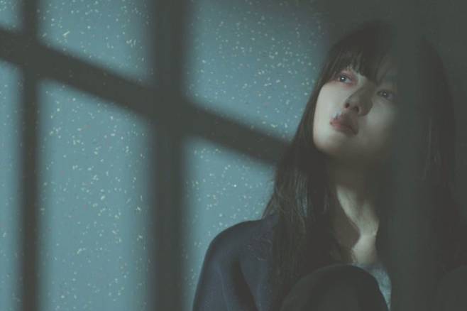 티빙 시리즈 '친애하는 X'는 동명 인기 웹툰을 원작으로, 가장 높은 곳으로 올라가기 위해 가면을 쓴 톱배우 백아진(김유정)에게 잔혹하게 짓밟힌 X들의 이야기를 다룬다. 김유정의 파격적인 모습으로 작품 공개 전부터 화제가 됐다. 티빙 제공