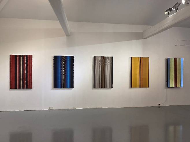 사진을 접거나 펼쳐 새로운 형상과 이야기를 풀어나가는 전병삼 작가의 개인전 '사라짐의 미학'이 서울 종로구 인사동 갤러리그림손에서 8일까지 열린다. 곽인숙 기자