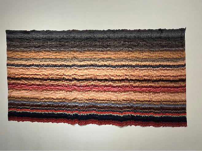 전병삼, 'WAVE__20251020001__MOTHER', Sewing on printed fabric, 270 x 140 cm(2025). 곽인숙 기자