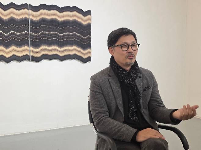 전병삼 작가가 11월 28일 갤러리그림손에서 열린 아티스트 토크(Artist talk)에서 작품에 관한 이야기를 직접 전달하고 있다. 곽인숙 기자