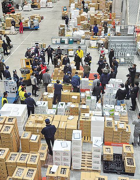 일본 도쿄도 고토구에 있는 토요스시장 내 청과시장에서 농산물 경매가 진행되고 있다.