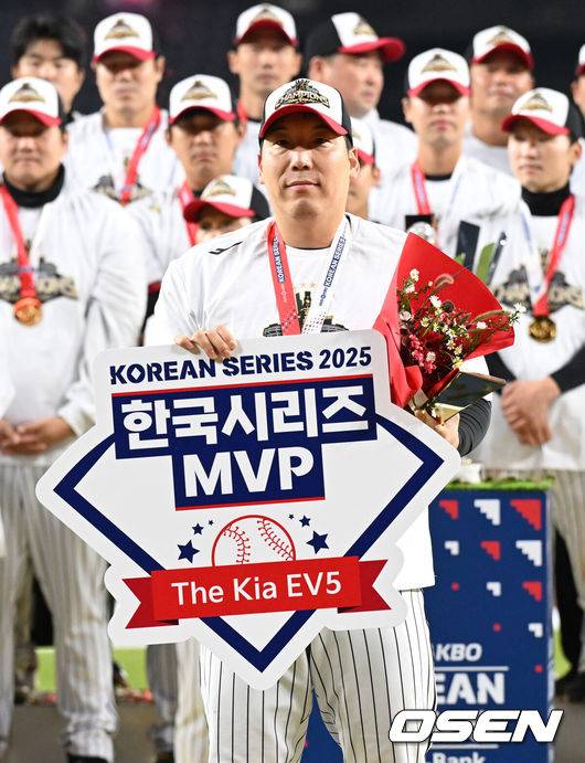 [OSEN=대전, 이대선 기자] 이변은 없었다. 2025시즌 우승팀은 무적 LG 트윈스다.&nbsp;프로야구 LG 트윈스는 31일 대전 한화생명볼파크에서 열린 2025 신한 SOL뱅크 KBO 한국시리즈(7전 4선승제) 한화 이글스와의 5차전에서 4-1로 승리했다.정규시즌 1위 LG는 시리즈 전적 4승 1패로 통합우승 금자탑을 쌓았다. LG의 통합우승은 1990년, 1994년, 2023년에 이은 통산 4번째로, 염경엽 감독은 2023년 부임 후 3년 사이 팀을 두 차례나 정상에&nbsp;올려놓는 위대한 업적을 달성했다. 2023년 1위, 2024년 3위, 2025년 1위로 KBO리그에 트윈스 왕조 시대를 활짝 열었다.&nbsp;반면 2위 한화는 플레이오프를 거쳐 2006년 이후 19년 만에 한국시리즈 무대를 밟았지만, LG의 벽을 넘지 못하며 1999년 이후 26년 만에 통산 두 번째 우승이 무산됐다.&nbsp;MVP를 수상한 LG 김현수가 기념촬영을 하고 있다. 2025.10.31 /sunday@osen.co.kr