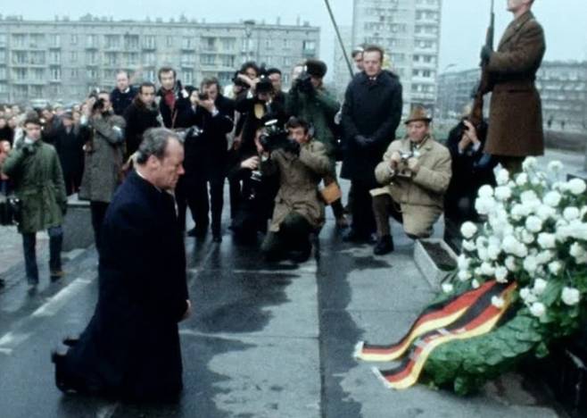 1970년 12월 폴란드를 방문한 빌리 브란트 독일(당시 서독) 총리가 2차대전 기간 나치 독일에 희생된 폴란드 유대인들의 묘지에 헌화한 뒤 무릎을 꿇은 채 참회하고 있다.&nbsp;SNS&nbsp;캡처