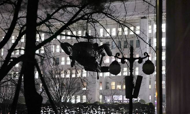 윤석열 당시 대통령이 비상계엄령을 선포한 직후인 지난 2024년 12월 4일 새벽&nbsp;계엄군이 탑승한 헬기가 서울 여의도 국회의사당으로 진입하고 있다. 세계일보 자료사진