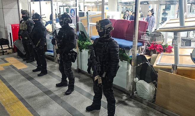 윤석열 당시 대통령이 비상계엄령을 선포한 지난 2024년 12월 4일 새벽 계엄군이 서울 여의도 국회의사당 건물에서 경계를 서고 있다. 세계일보 자료사진