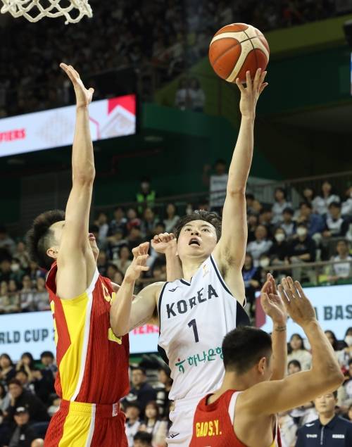 한국 농구 국가대표 이현중(1번)이 1일 원주 DB프로미아레나에서 열린 2027 국제농구연맹(FIBA) 월드컵 아시아 예선 1라운드 B조 2차전 중국과의 홈 경기에서 레이업을 시도하고 있다. 뉴스1